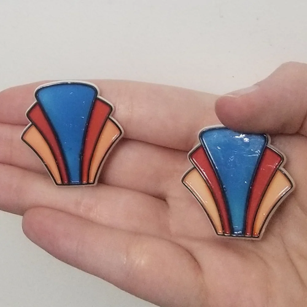 Fun, eye-catching vtg plastic clip on earrings - Picture 5 of 6